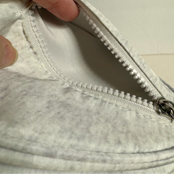 NWT. Disney Primark Stitch crossbody bag. Adorable gray bag - Picture 11 of 11